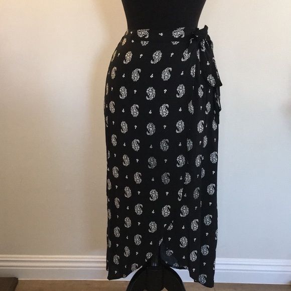 Black and White Xhilaration  wrap skirt - Picture 1 of 6